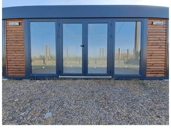 Module Préfabriqué de 13 m² – Bardage Bois, Toit Plat et Façade Vitrée